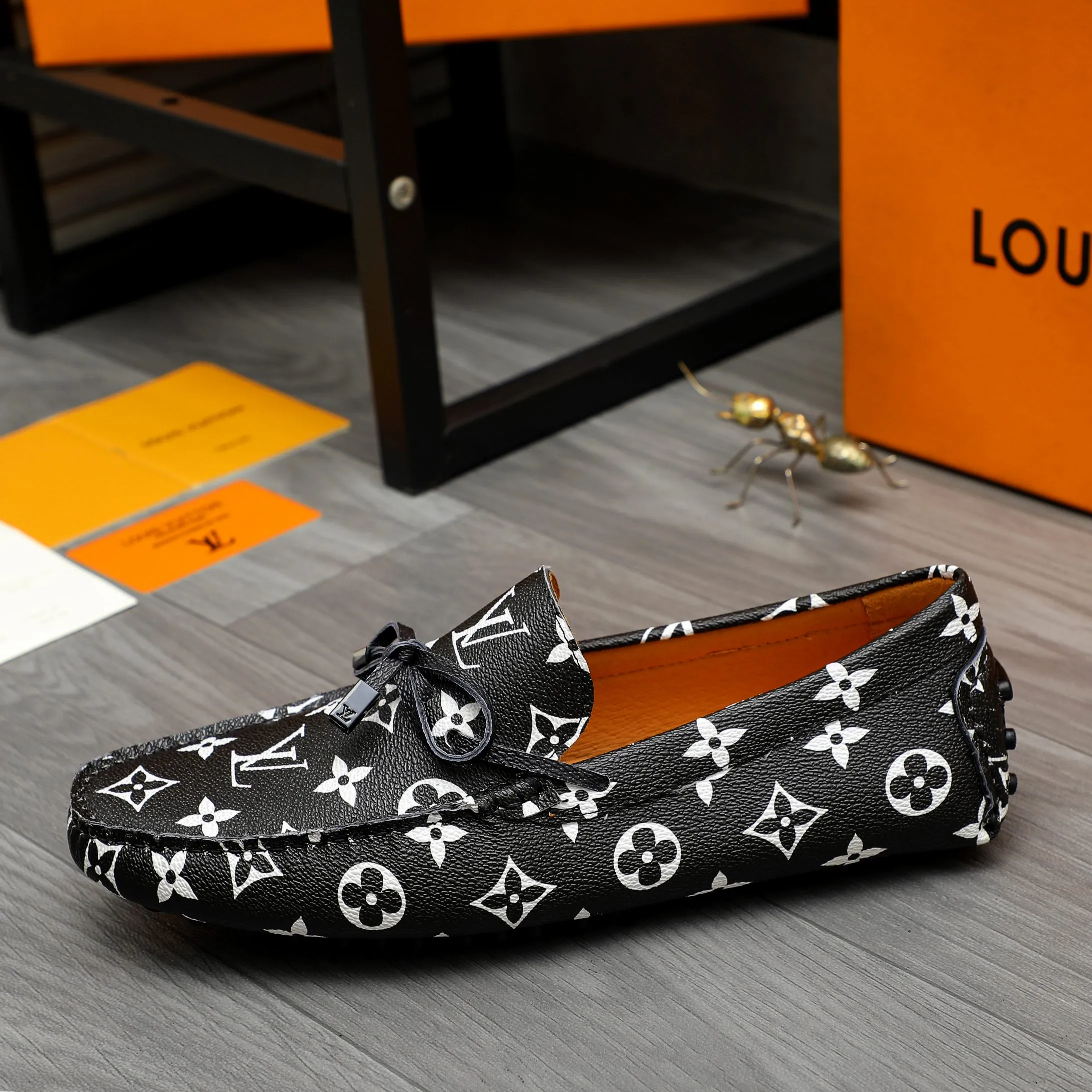 Men's shoes💰380 Product trademark: LV "Louis Vuitton" casual beanie shoes Regular size: 38-45 (45 is custom-made and non-returnable) Product materials: Selected printed cowhide upper, pigskin lining, rubber bean outsole